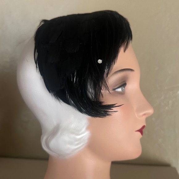 ELEGANT 1950s\' BLACK FEATHER/RHINESTONE COCKTAIL HAT